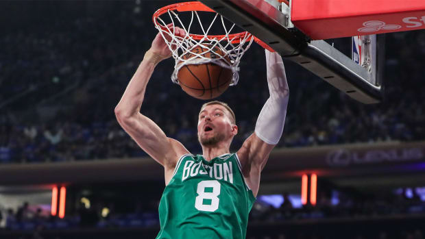 Celtics’ Kristaps Porzingis dunks vs. Knicks.
